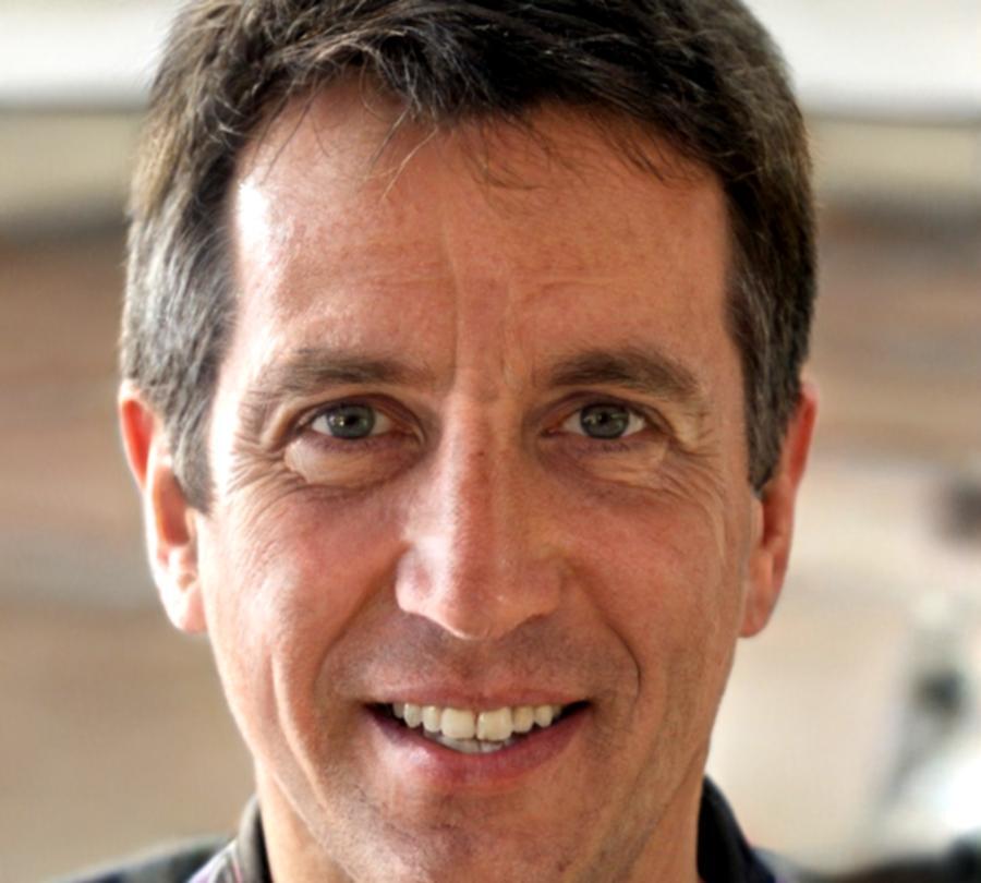 Retrato de Andrés Villareal, director académico del programa